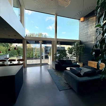Modern Family Home, 15 Min To Center And 10 Min To Airport * ヘルシンキ