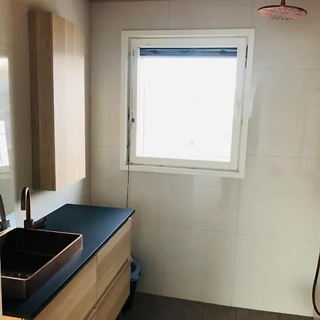 Modern Family Home, 15 Min To Center And 10 Min To Airport *