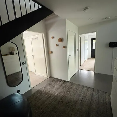 Modern Family Home, 15 Min To Center And 10 Min To Airport