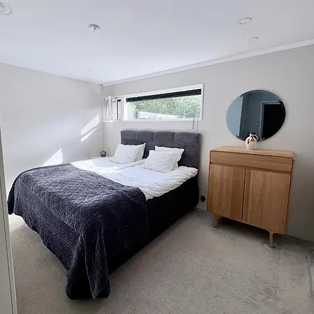 Modern Family Home, 15 Min To Center And 10 Min To Airport ヴィラ
