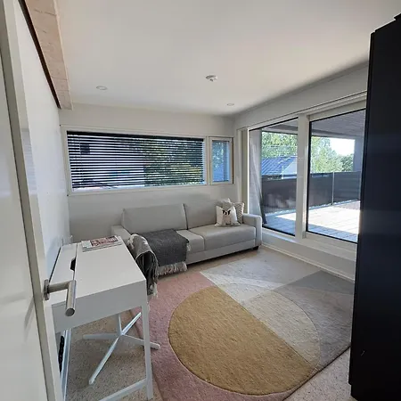 ヴィラ Modern Family Home, 15 Min To Center And 10 Min To Airport